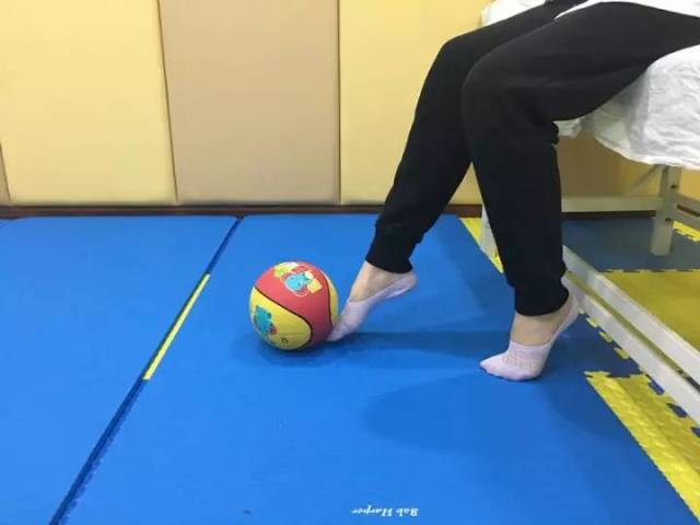 【微课堂】什么是膝反张?如何进行家庭康复?