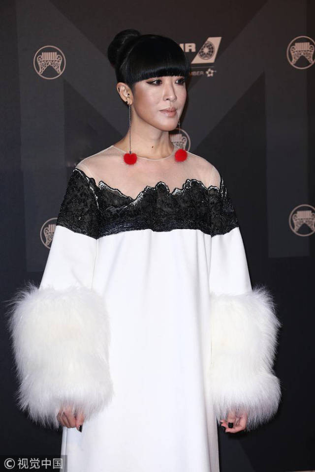 金曲奖红毯陈珊妮表情冷酷 眼神凌厉气场十足