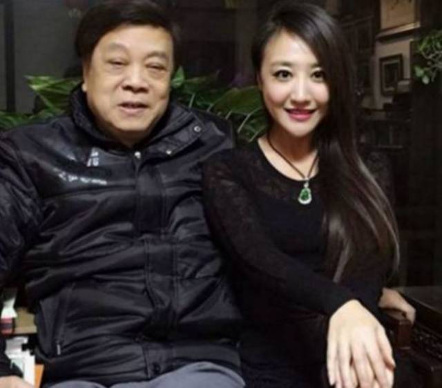赵忠祥结婚49年妻子近照曝光,身份不一般,网友:难怪不愿公开