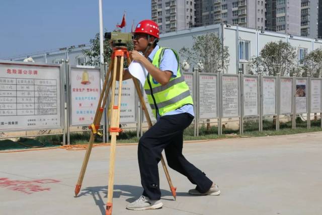 在平凡的测量岗位上,不断地用仪器为自己的人生准确定位!