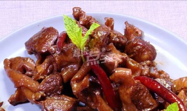 时间到了,打开锅盖用大火收汁,这酱香浓郁的酱焖隔山肉就出锅了