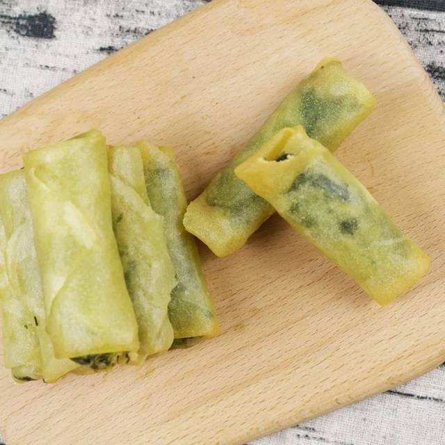 菜汁,在炒豌豆溶液时加入菜汁炒好 就有了这一美味了 牛乳菱粉香糕