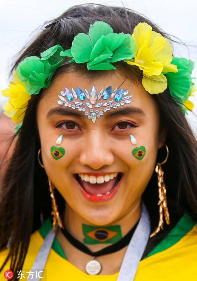 足球王国超有氛围 巴西女球迷精致眼妆美翻天
