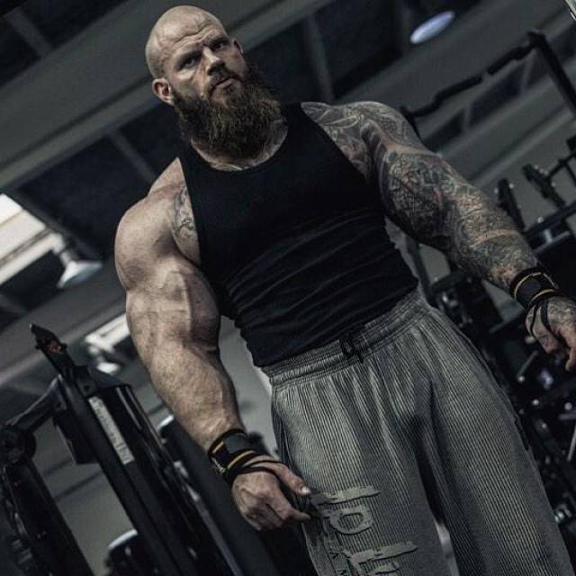 比别人更强壮就是他保护妻儿的方式!男子练成了260斤肌肉巨兽