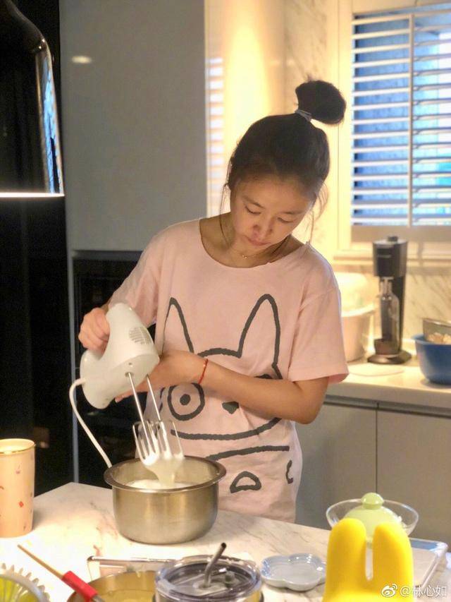 林心如素颜做蛋糕,动作太像摆拍,网友:还在穿怀孕时的衣服?