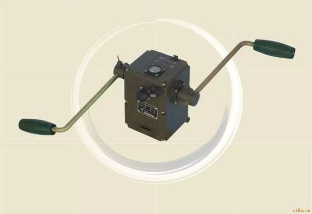 手摇式发电机 ,乘客可使用手摇或者脚蹬的方式给电动车进行发电