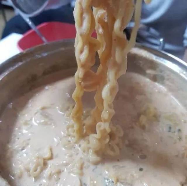 秒杀火鸡面!韩国最新牛奶可乐煮泡面,吃过都沦