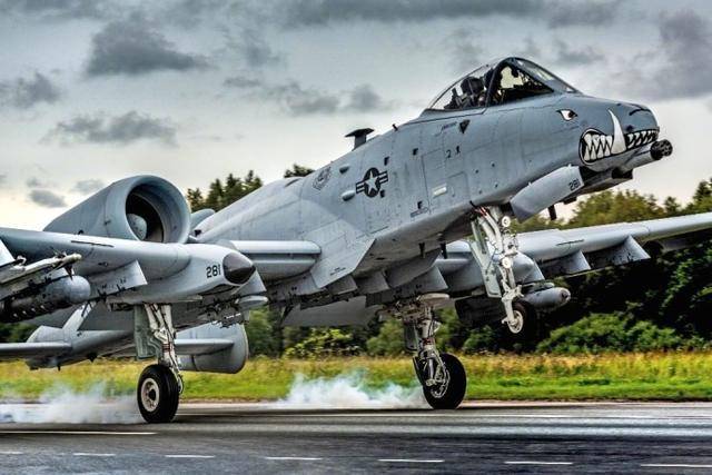 美军a-10c在公路上练习起飞和降落,美军战机表面原来也全是铆钉!