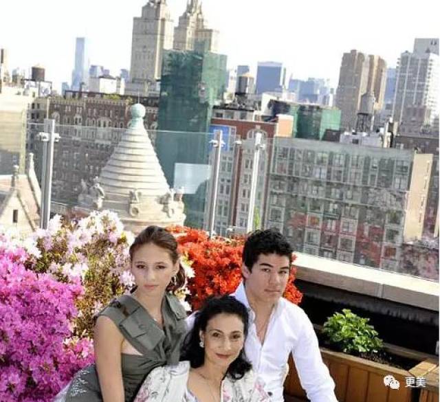 何家晴的身材虽然纤瘦但很有料,胸大腰细腿长.