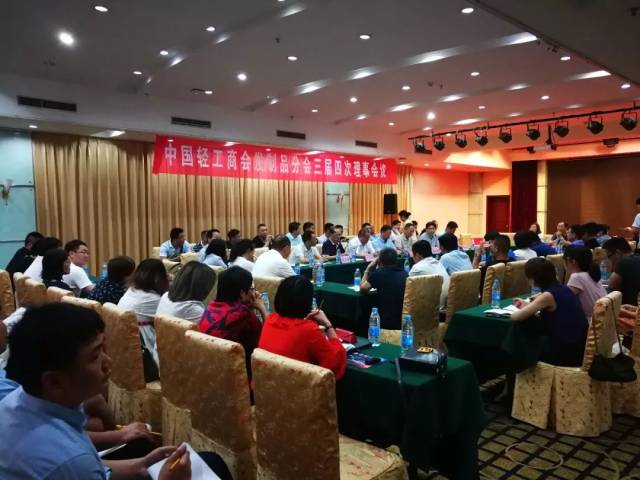 中国轻工工艺品出口商会副会长张杰,发制品分会秘书长王粉荣,发制品分