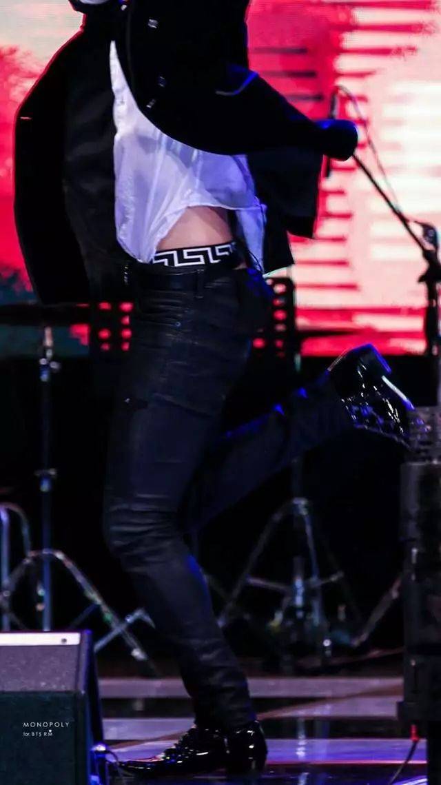 男偶像穿《丁字裤》上台表演?网友发现真相