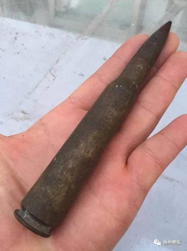 先生称,当时他以为是一个断截钢筋,拿起一看吓了一跳,竟是一颗大子弹