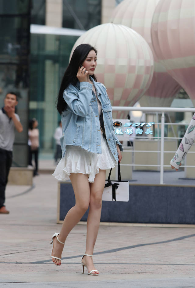 小姐姐有双白嫩如玉的大长腿白色高跟凉鞋让双腿更加性感修长