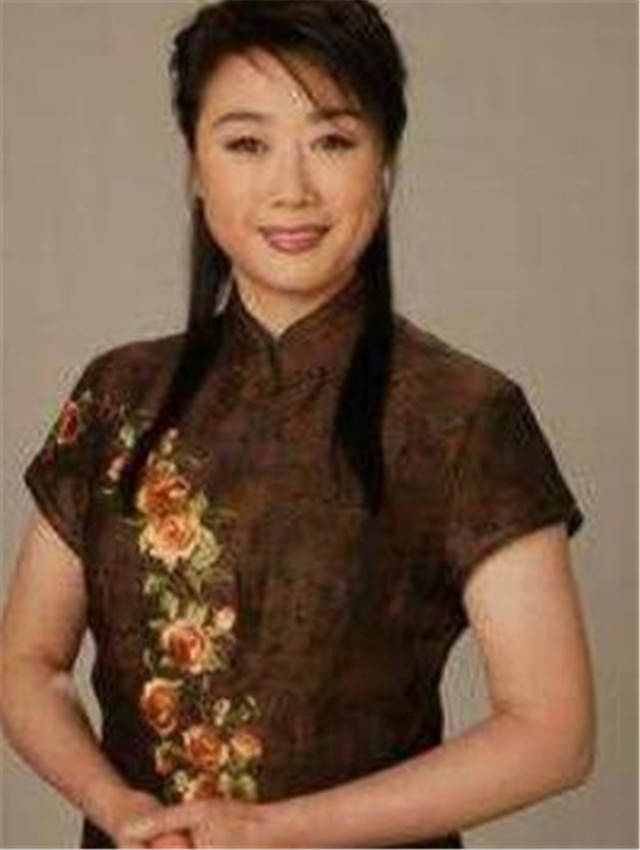 想起倪萍,李思思,董卿,似乎人们都遗忘了二十年前红火的她——汪文华