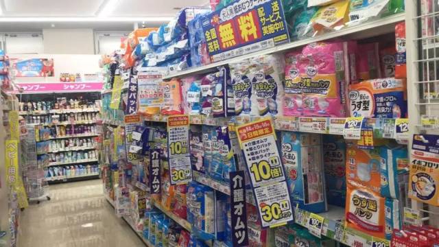 日本超市常常有一墙的货架摆着各种纸尿裤和介护用品.由本文作者拍摄.