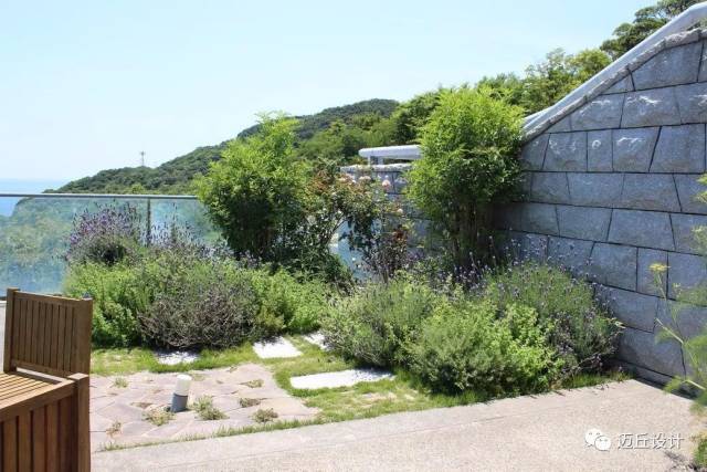 沿着斜坡,并通过迷宫的台阶连接.