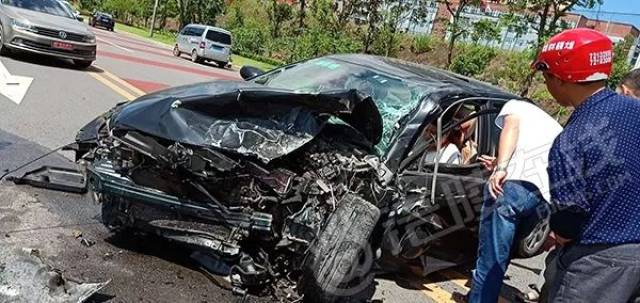 涪陵李渡巴蜀中学附近发生车祸!现场惨不忍睹!