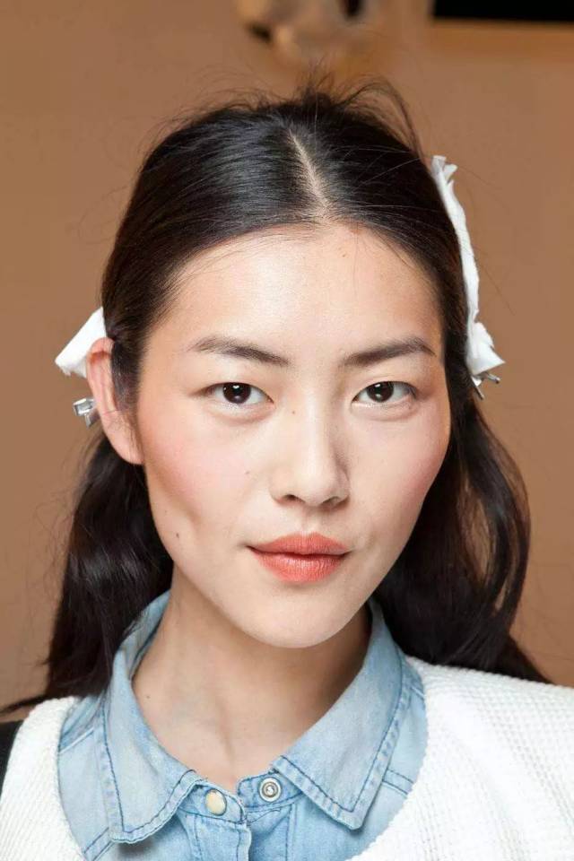 没背景还被说丑,这张高颧骨单眼皮"男人脸",凭什么成为全球最美top100