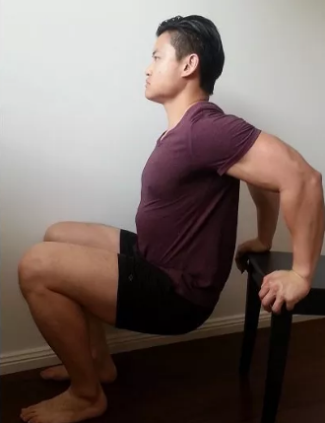 拉伸上斜方肌/肩胛提肌 站立,右手放在左耳朵上方,右耳朵找右肩膀