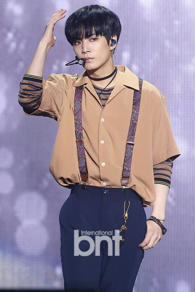 nuest w举行回归sc 新曲舞台表演帅气华丽