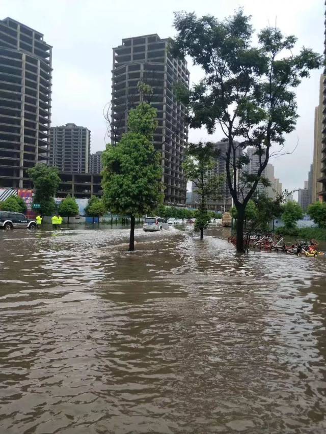 封路堵車 淹水!昆明人週一上班路:公交 地鐵 摩的還遲到