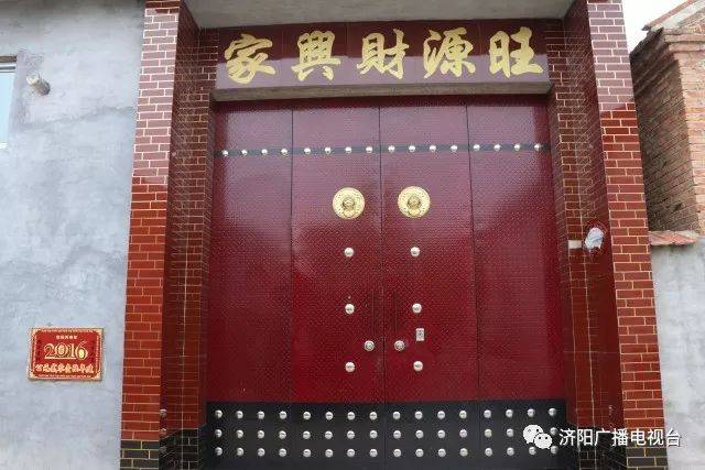 站在回河街道桑皮赵村郑凤茂家门口,朱红色的大门,砖红色的瓷瓦,在