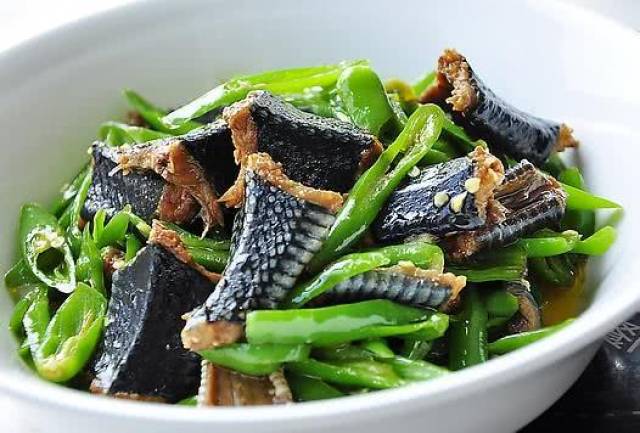 青椒焖蛇,蛇肉本身的鲜美滋味和青椒的特殊香气融为一体,青椒的舜脆