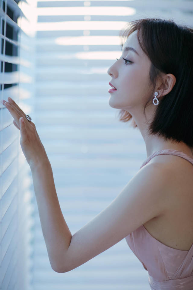 佟丽娅穿吊带裙罕见秀身材,天使面孔搭配魔鬼身段太迷人