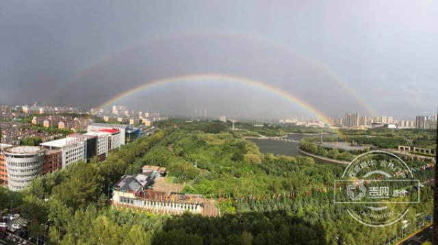 6月20日16時08分,一場大雨過後,長春上空出現兩道彩虹,非常壯觀.