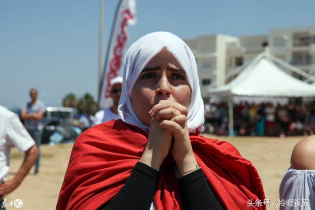 这位突尼斯女球迷,因为球队的出局,难掩心中的悲痛.