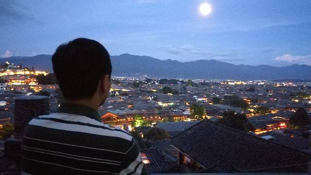 月光下,丽江古城夜色全景,屏气30秒,拍摄数十次,终成正果.