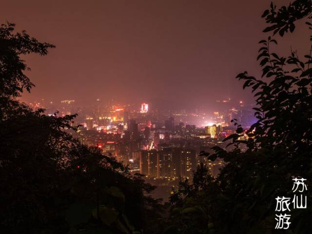 白天游人如织,夜晚夜色朦胧,夜色中的苏仙岭,你见过吗?