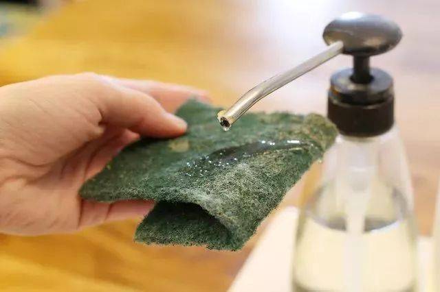 如果要避免霉渍再次出现,去霉斑之后记得擦干墙面,往瓷砖缝隙涂一层蜡