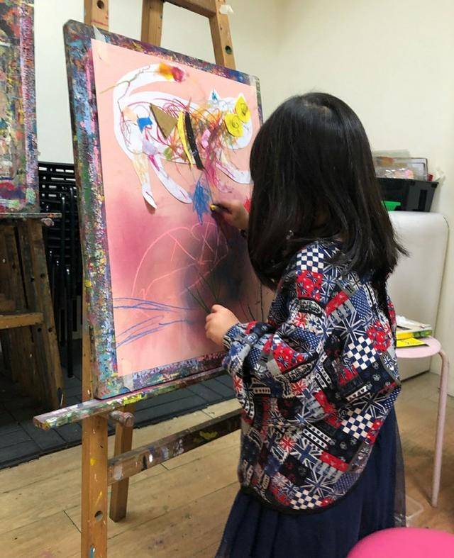 林志颖弟弟林志鑫晒女儿画画萌照,蜜儿拍照瞬间翻白眼!