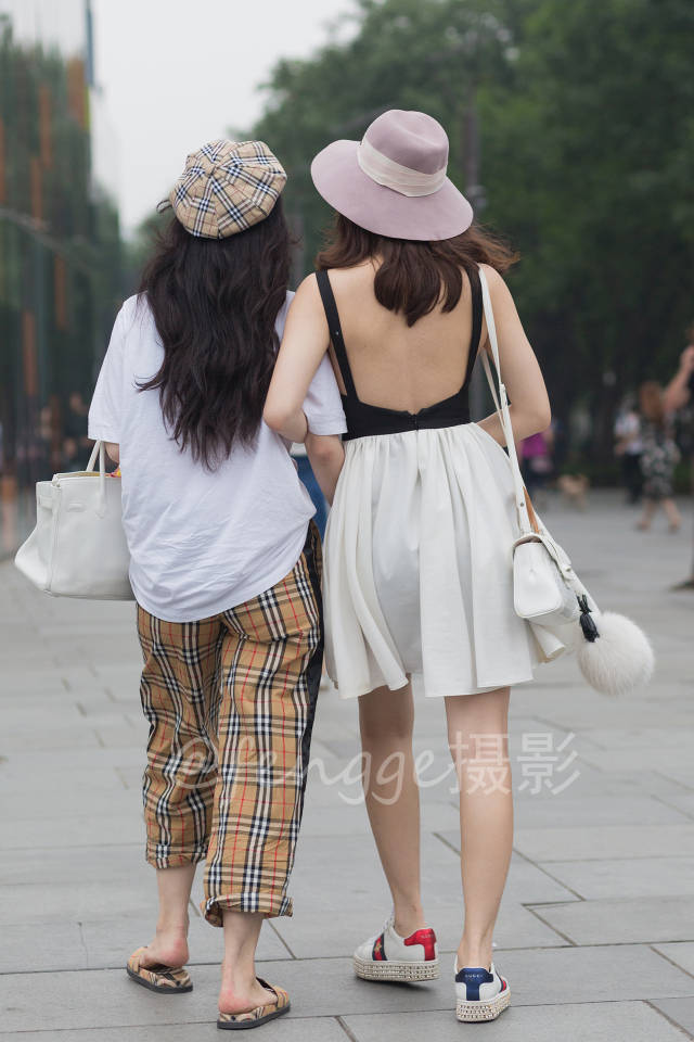 街拍:十张靓丽的背影街拍,时尚神秘,各有看点