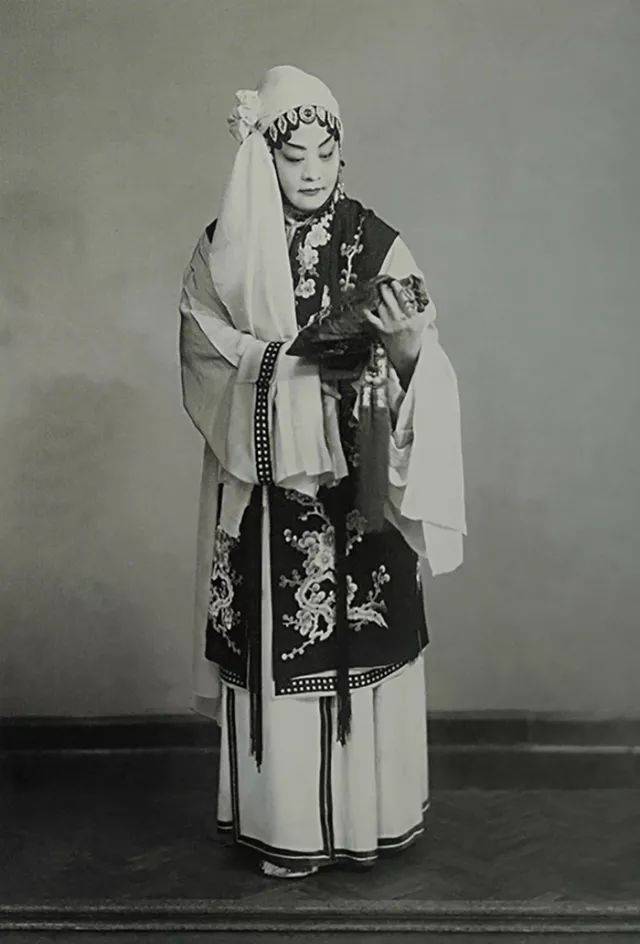 中说:"秋声研习社创办于1993年,新艳秋,王吟秋,李世济,陈琪,张曼玲