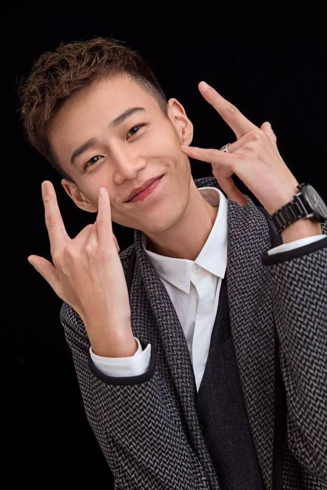 张驰是名副其实的"小鲜肉",除了年轻活力外,帅气形象以及干净温暖的