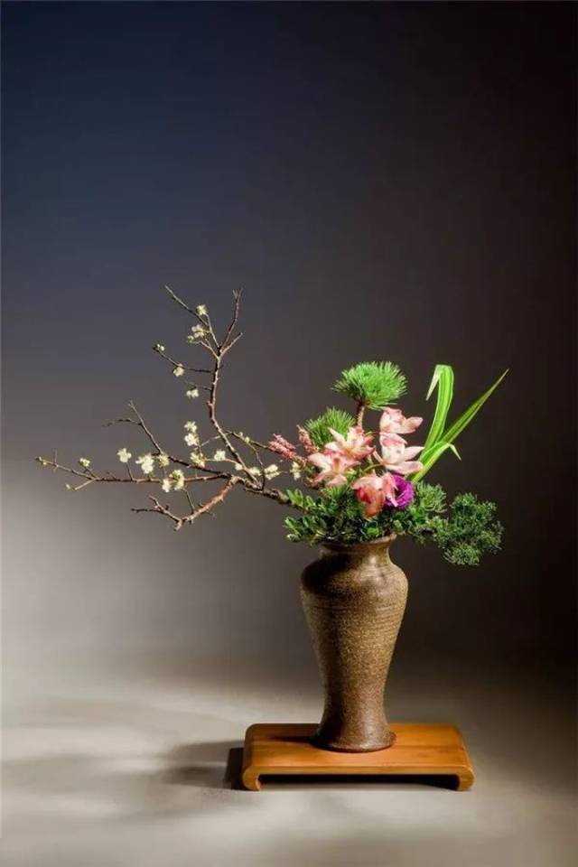 花与花瓶完美的搭配，流露出纯真的自然美_手机搜狐网