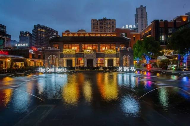 再往前走上几步,就到了被称为南外滩时尚地标的"老码头创意园".