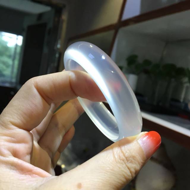 冰爽的玻璃种玛瑙饰品赶走烦闷和燥热,很适合这个夏天