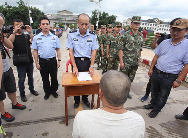 次日清早乘车前往边境孟连口岸