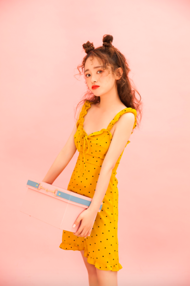 叶丽娜曝夏日"甜宠"写真 可爱"表情杀"明媚清纯