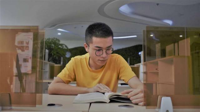 17播音三班孙鑫