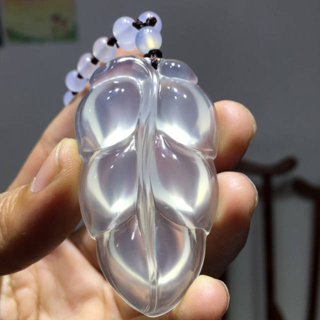 冰爽的玻璃种玛瑙饰品赶走烦闷和燥热,很适合这个夏天