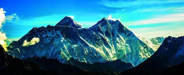 分别位于喜马拉雅山脉和喀喇昆仑山脉,这两段山脉从东南向西北呈弧形