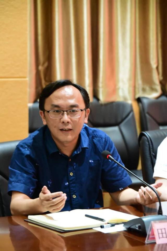 剧院副院长刘健银以"珍惜生命,拒绝毒品"为主题,从"认识毒品,家庭用药