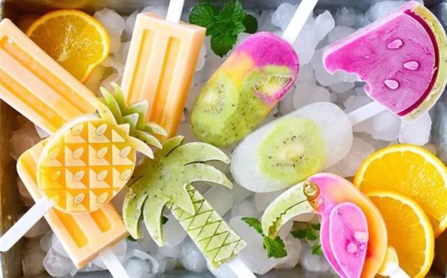 几种水果搅一搅,就能做出颜值惊爆朋友圈的炫彩冰棍?对,就是这么简单!