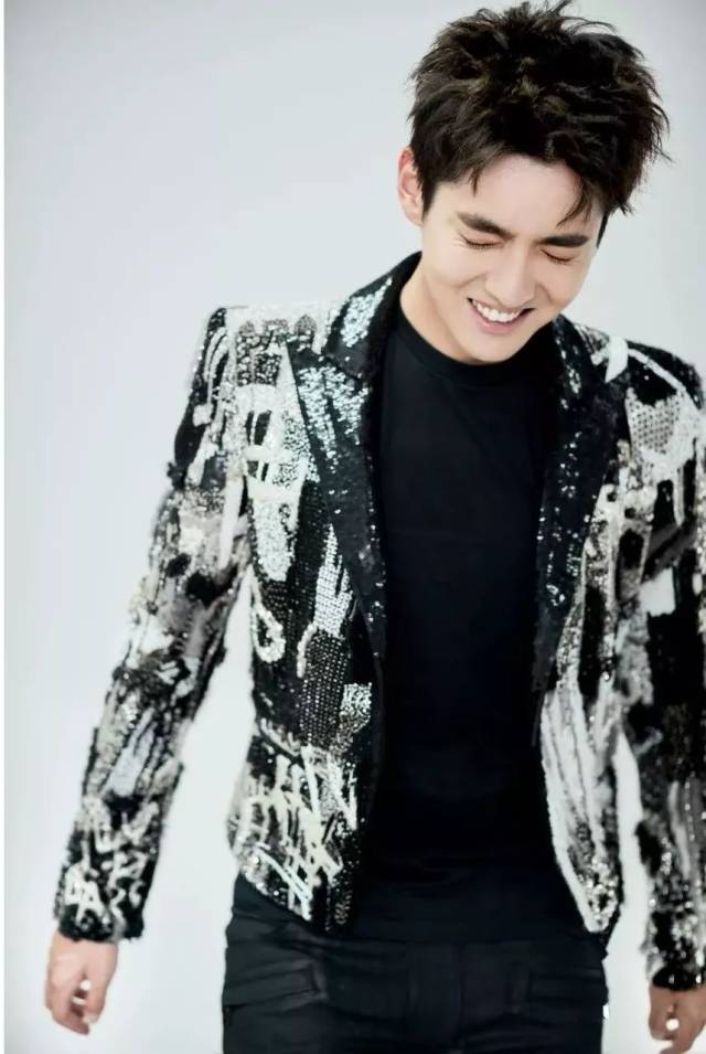 男明星也一样,整齐的大白牙绝对加分不少.