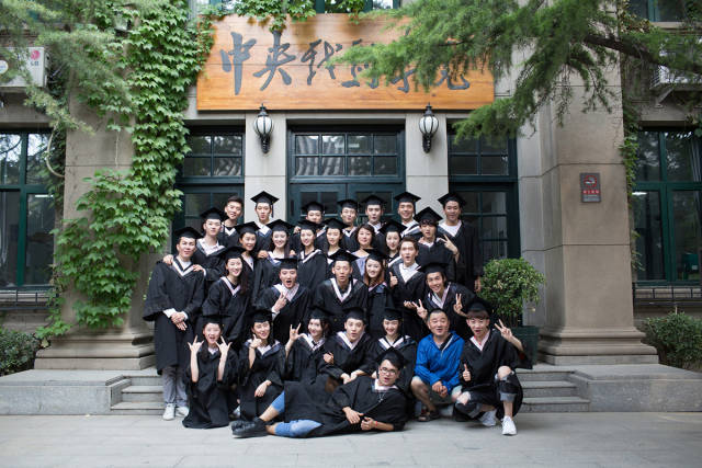 近日,96年中戏小花何雨虹晒出一组毕业照,身着学士服,身材高挑青春