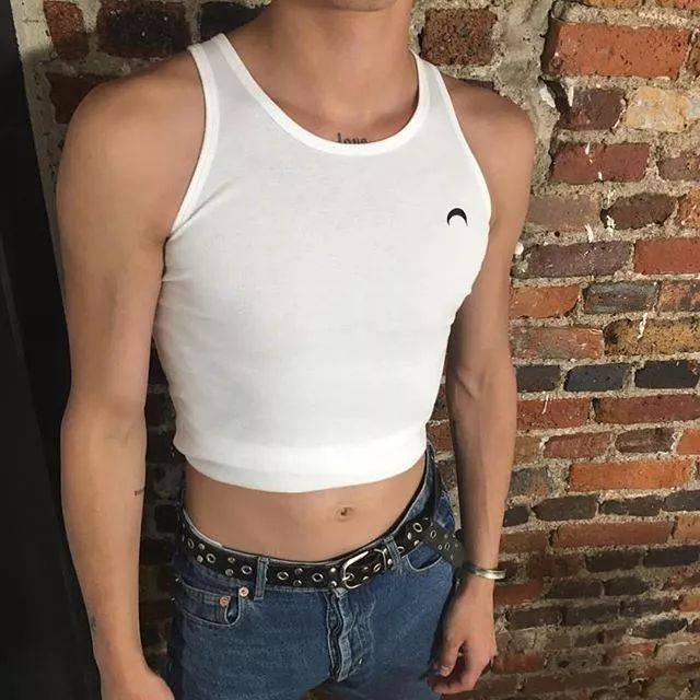 为什么女生穿背心性感,男生穿就像老大爷